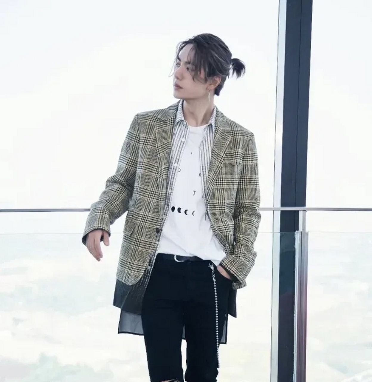 王一博扎个小啾啾很撩人心动啊,精致的侧脸配上这个小揪揪显得十分