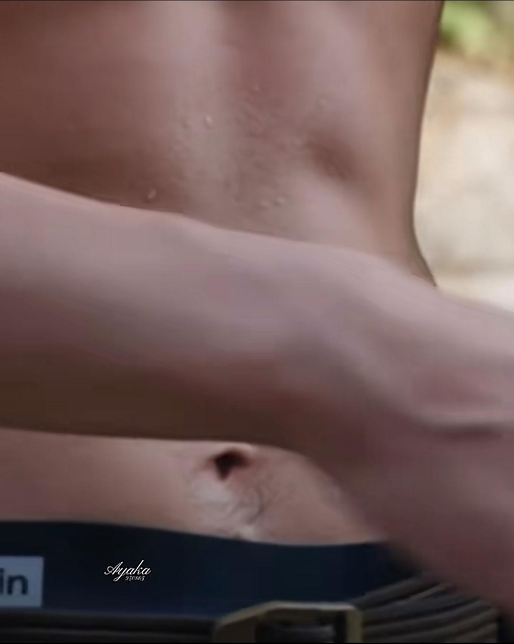 王一博的身材管理得真好,一看就是个自律的人,身材修长精瘦而健壮,每