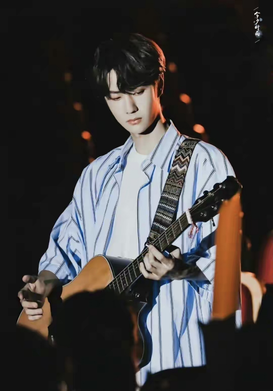 王一博抱着吉他弹唱,白t恤,条纹衬衫超帅气,妥妥的校园男神[比心]