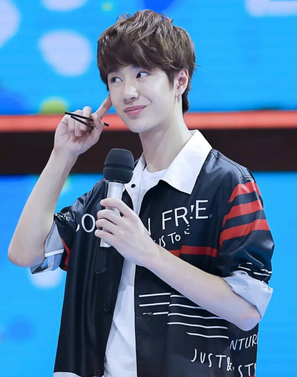 《天天向上》时期的王一博,20岁的样子,有点稚嫩,不爱说话,但很聪明