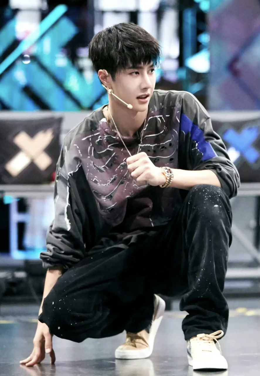 王一博是街舞的灵魂人物,随便一扭就能扭进人的心里去,随便一个邪魅