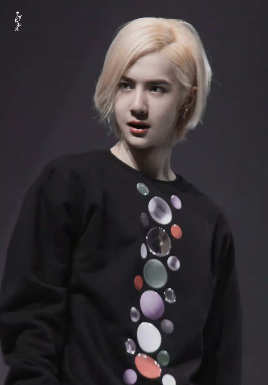 王一博上初二去的北京,在北京培训一年,初三毕业后才去的韩国,在韩国