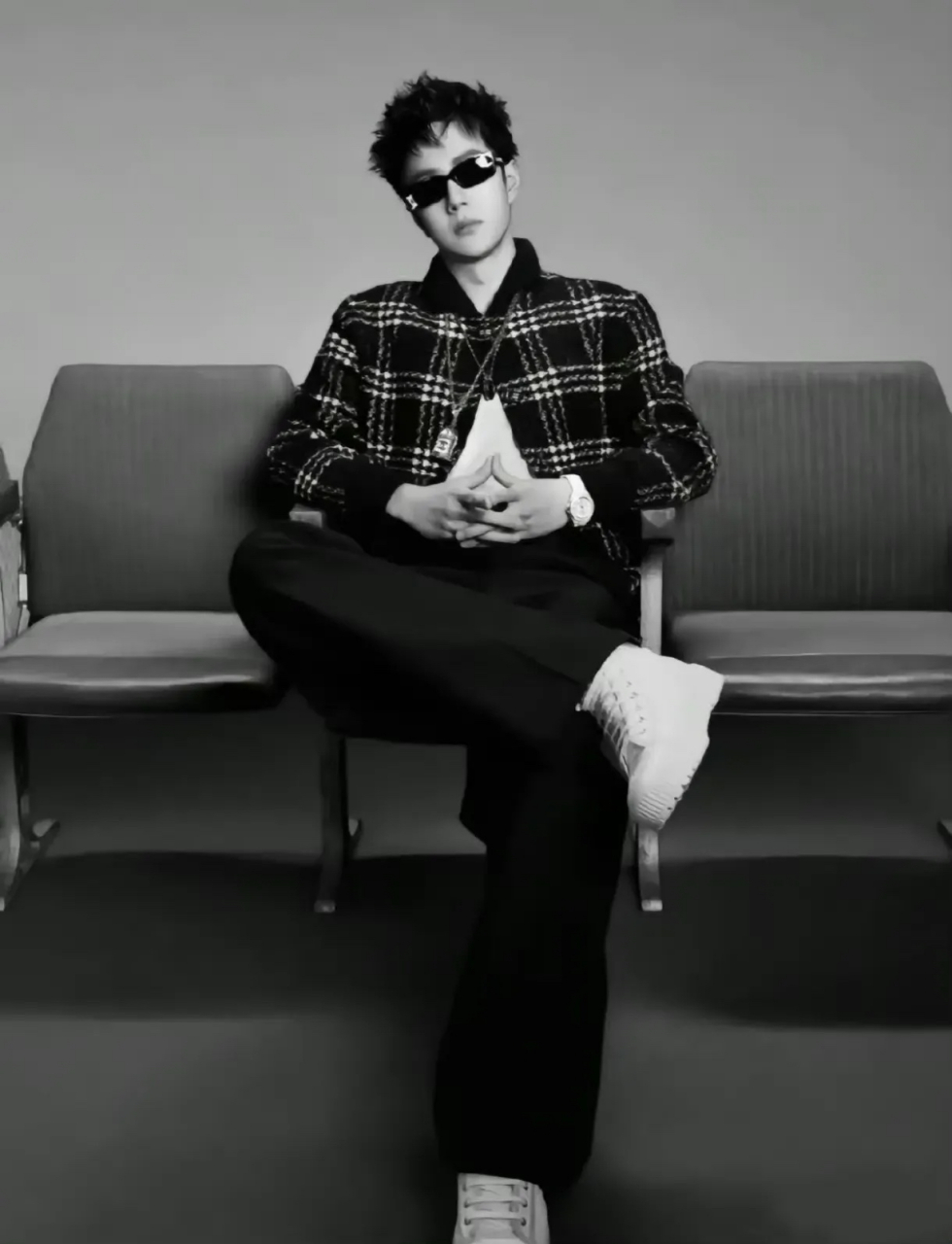 王一博的大佬坐姿,霸气侧漏!