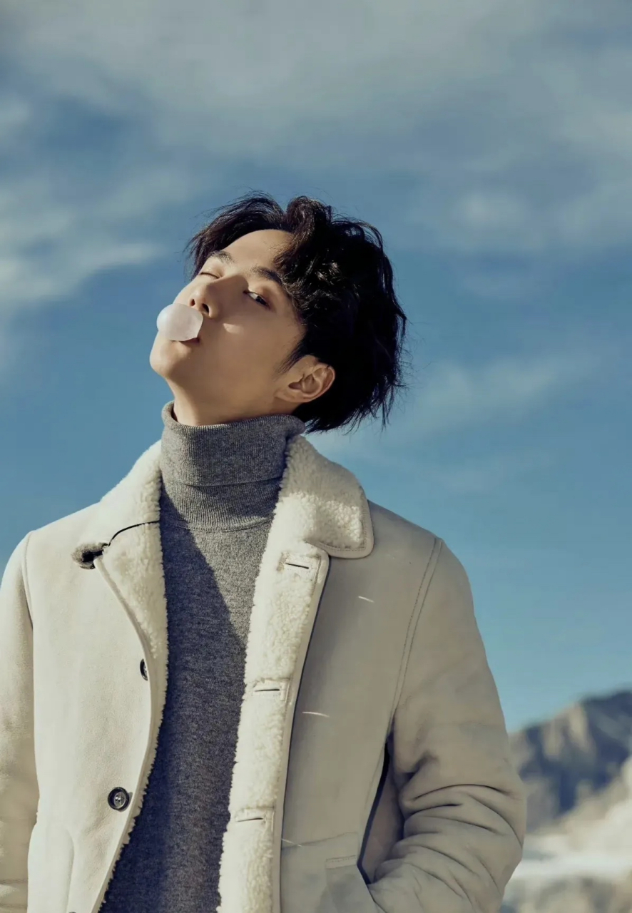 王义博给王一博拍的瑞士风光,摄影师说:他随随便便一站,就是一张大片