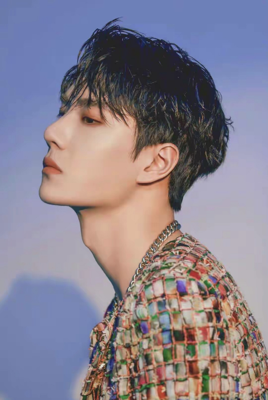 王一博这也太酷太帅了吧,线条流畅而又优美的下颚轮廓,性感的喉结,再