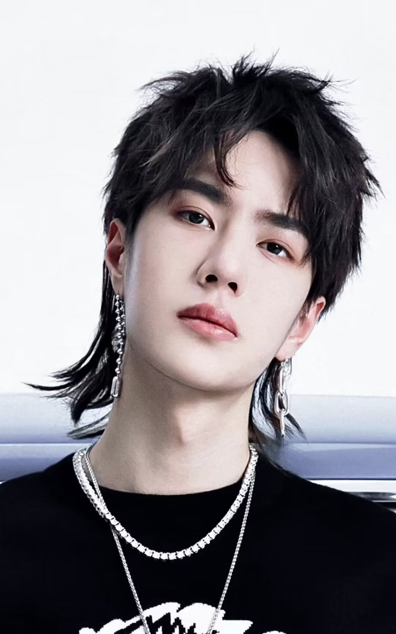 一博早期爱豆装又酷又帅又精致,没有他驾驭不了的造型,无论是清淡的你