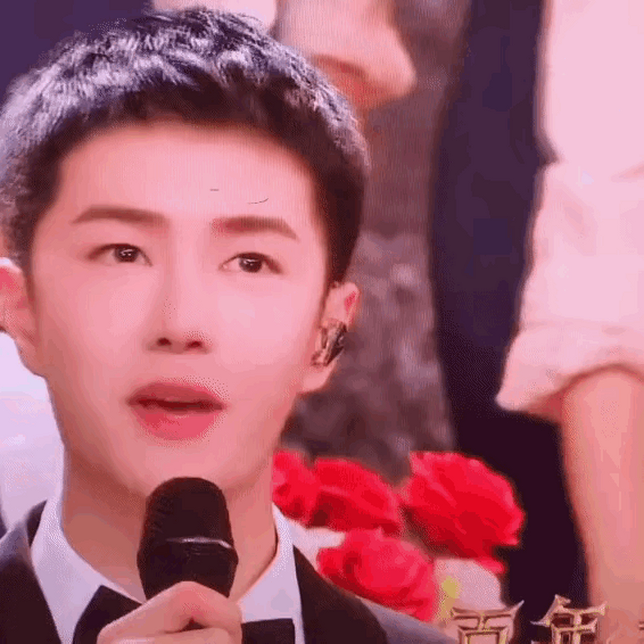 王一博在央视《百年礼赞》晚会上,短发乖宝[比心][比心]