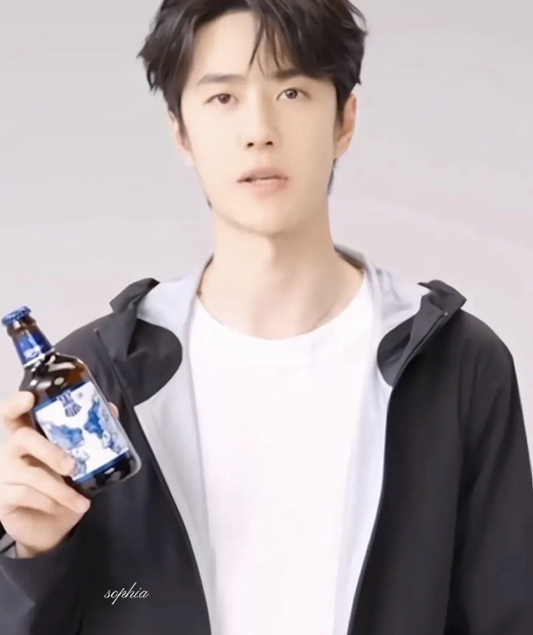 藏头诗好浪漫! 这是黑狮啤酒与黑豹王一博的传奇故事!