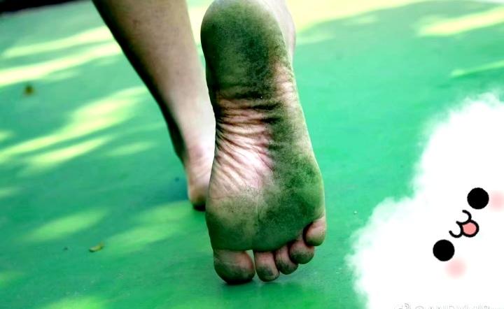 我想要一个全是脏脚底的评论区[大笑]我先来,这是我自己的脚,光脚5年