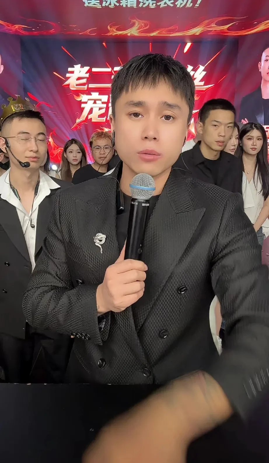 刘二狗的名字在快手的风头已经不小,尽管他的内容曾屡次引发争议,但却