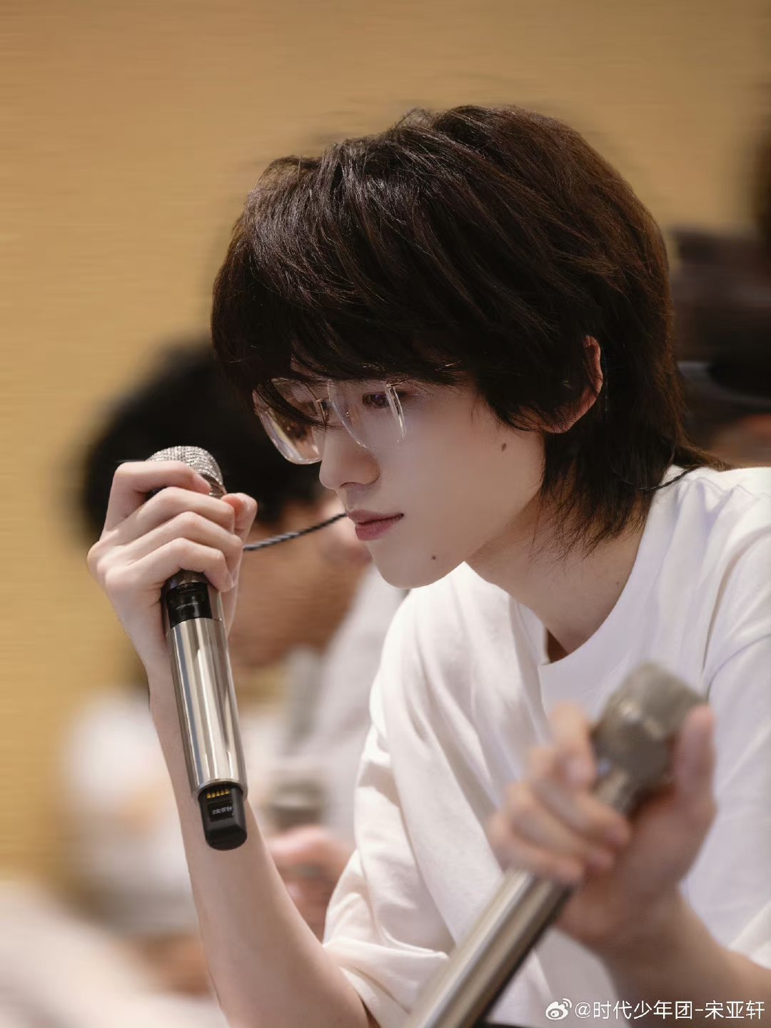 宋亚轩拿着花笑得真好看,就像春天的阳光一样温暖