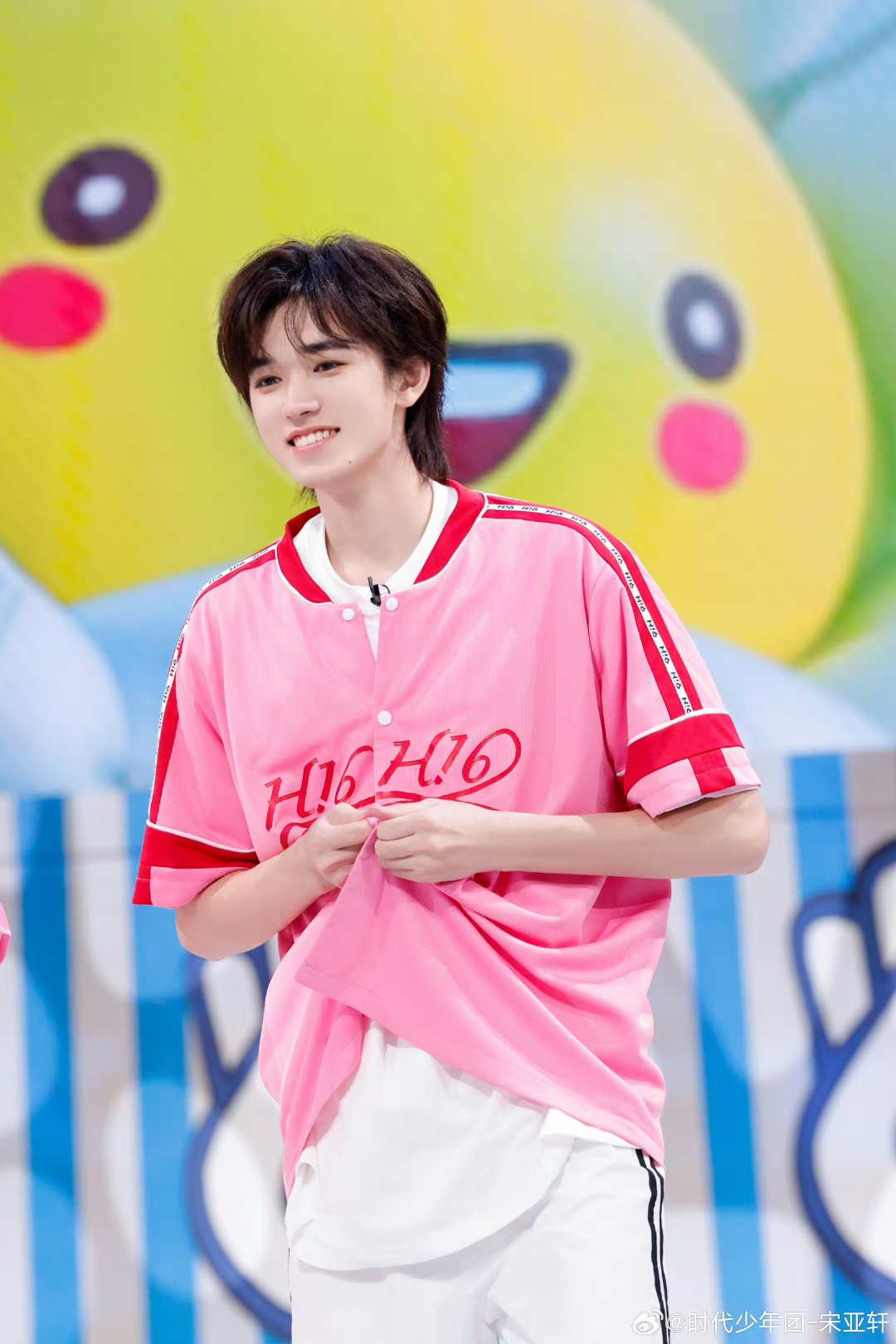 宋亚轩拿着花笑得真好看,就像春天的阳光一样温暖