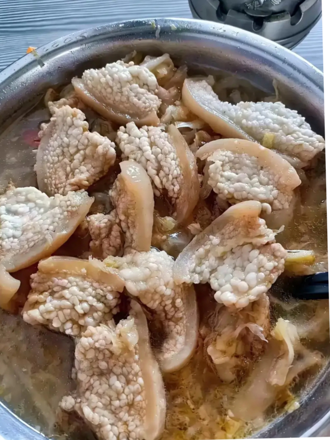 看着汤色倒是很诱人,汤清油珠珠浮在上面,很想喝两勺子,但看到这一块