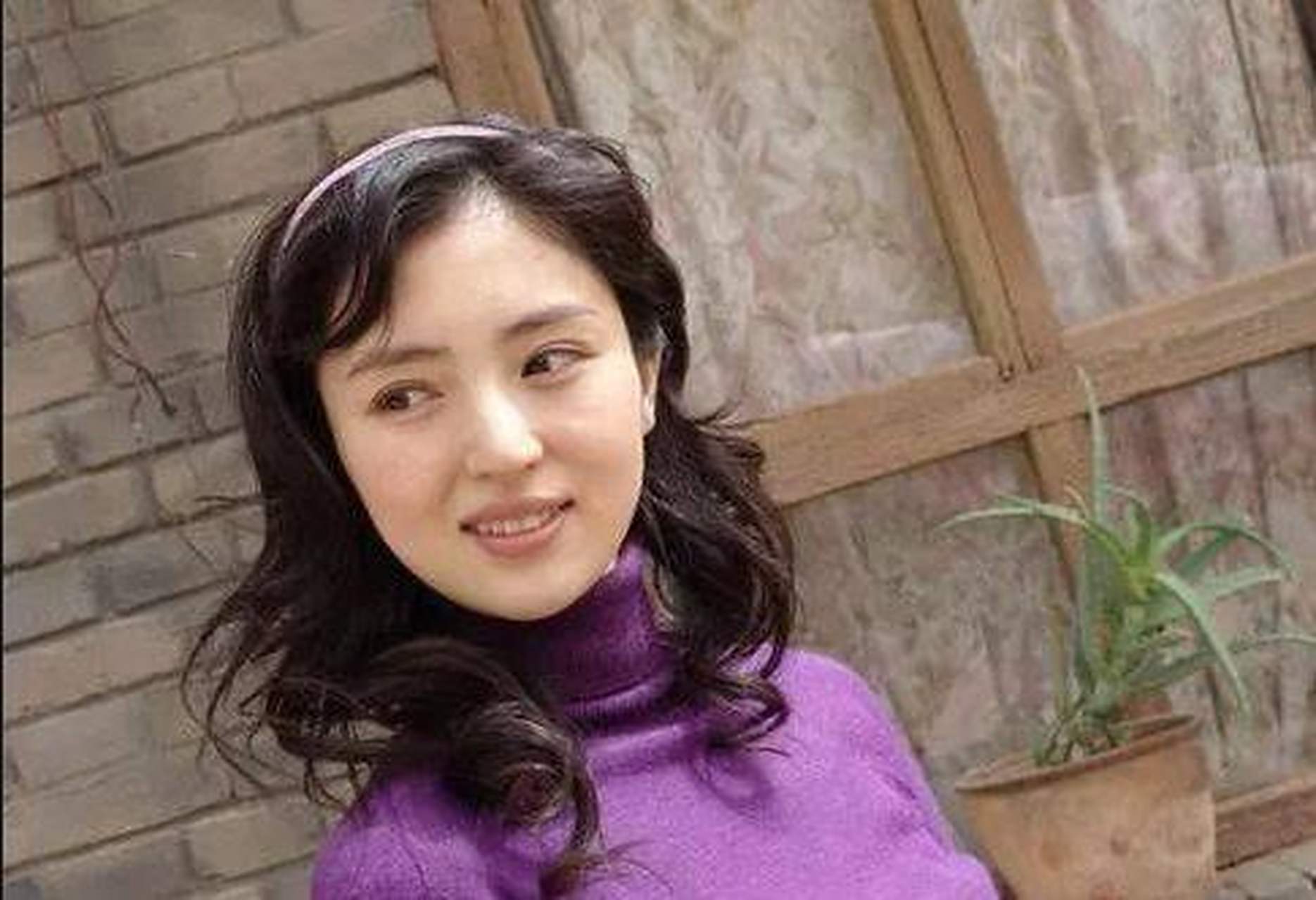 王彩玲唱歌好当老师,黄四宝是一个钢铁厂工人,喝醉酒去了王彩玲宿舍.