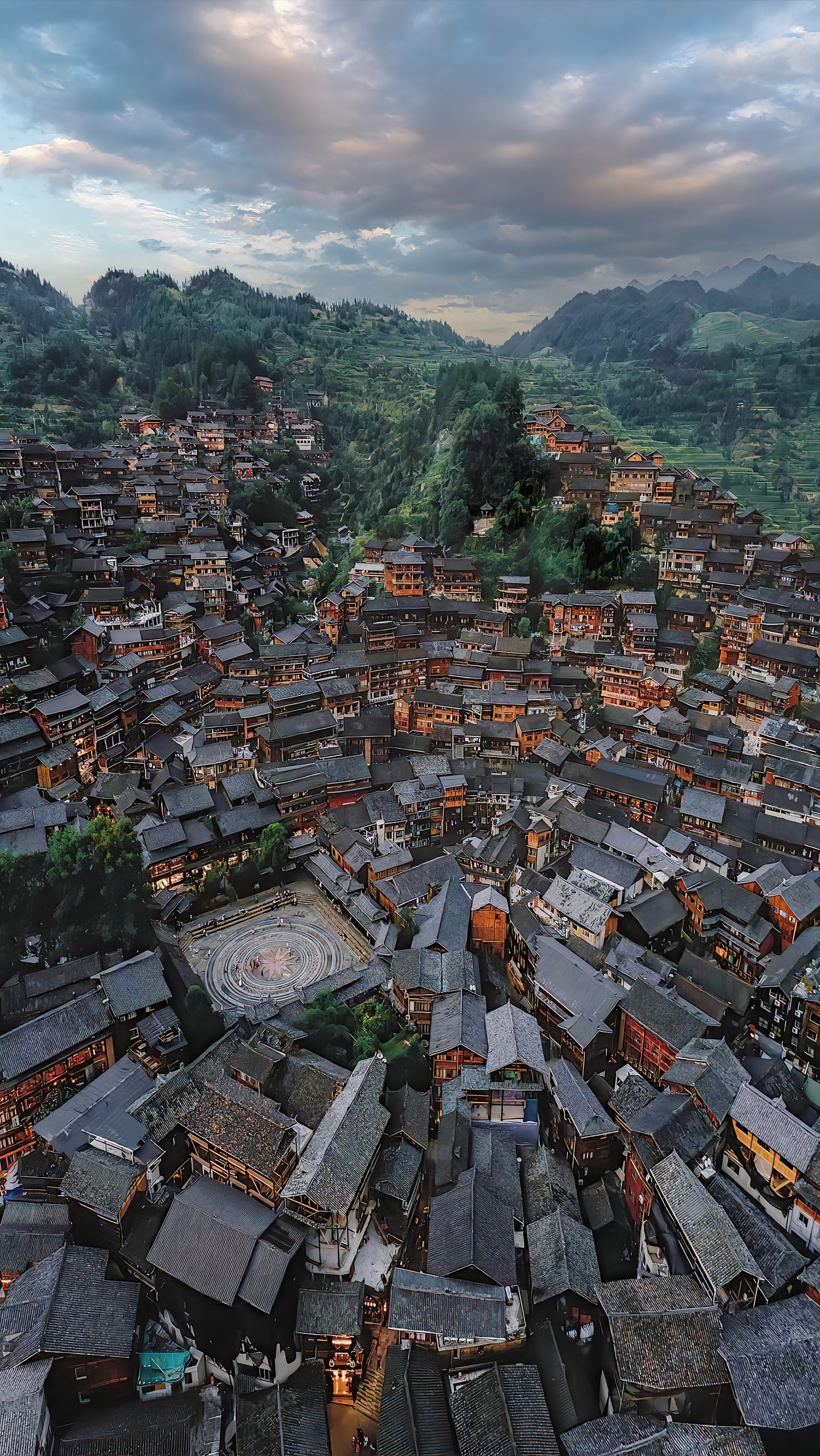 苗族建筑风格:独具特色的吊脚楼建筑群