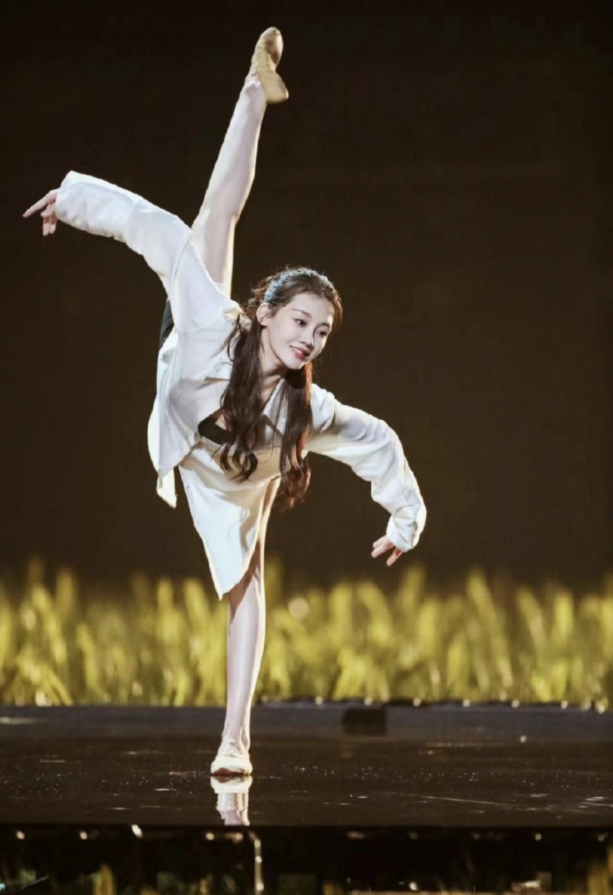 苗苗舞姿好美~  会跳舞就是不一样~  她不是那种性格很外露的人
