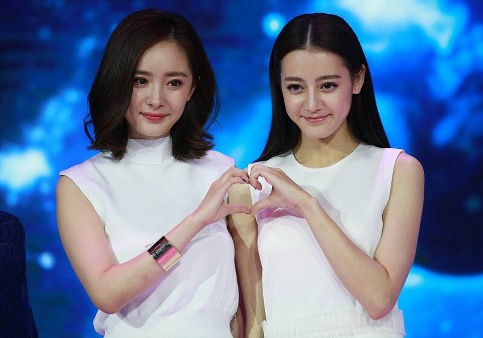 迪丽热巴和杨幂,美女们感情真好!