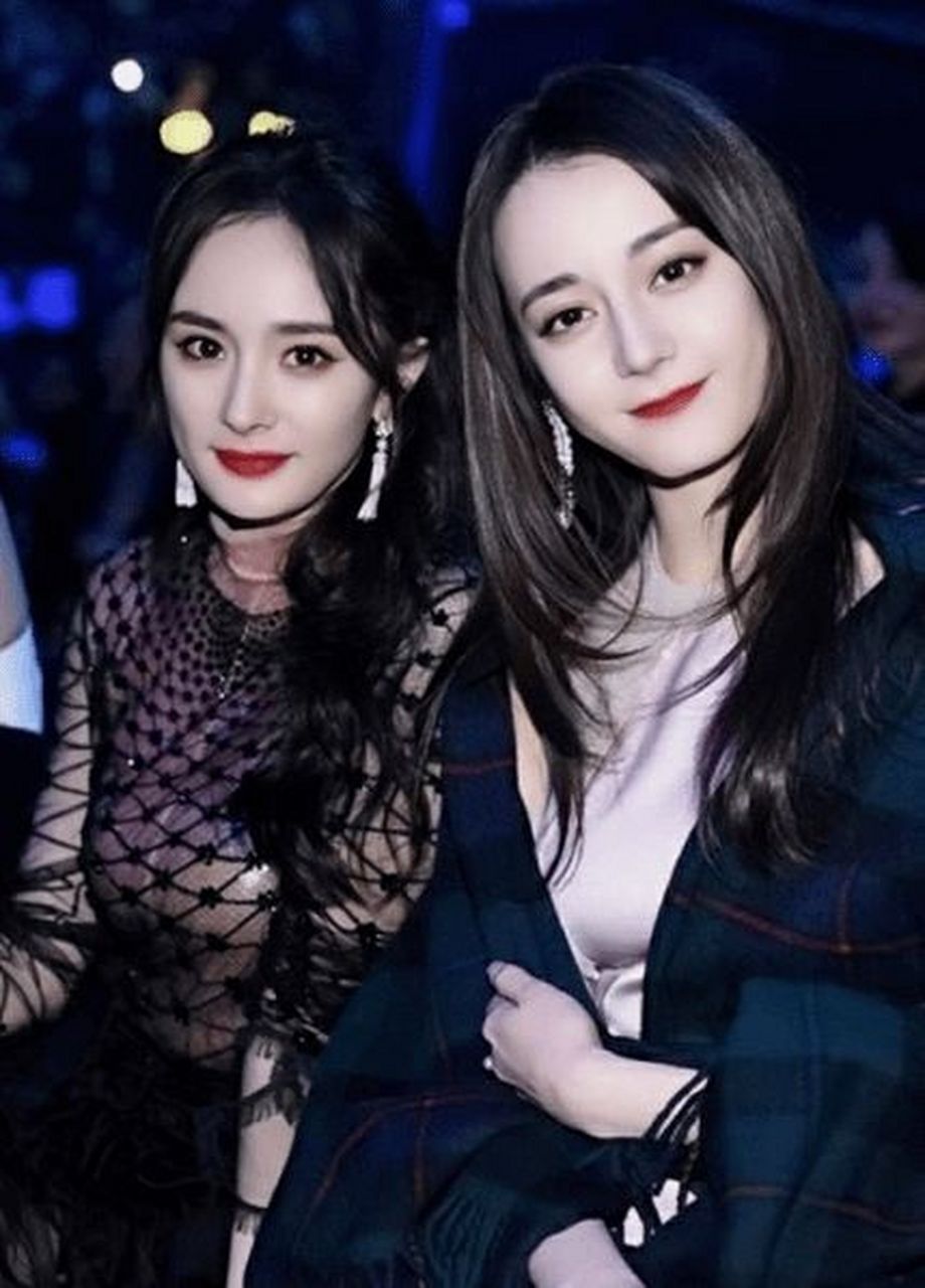 迪丽热巴和杨幂,美女们感情真好!