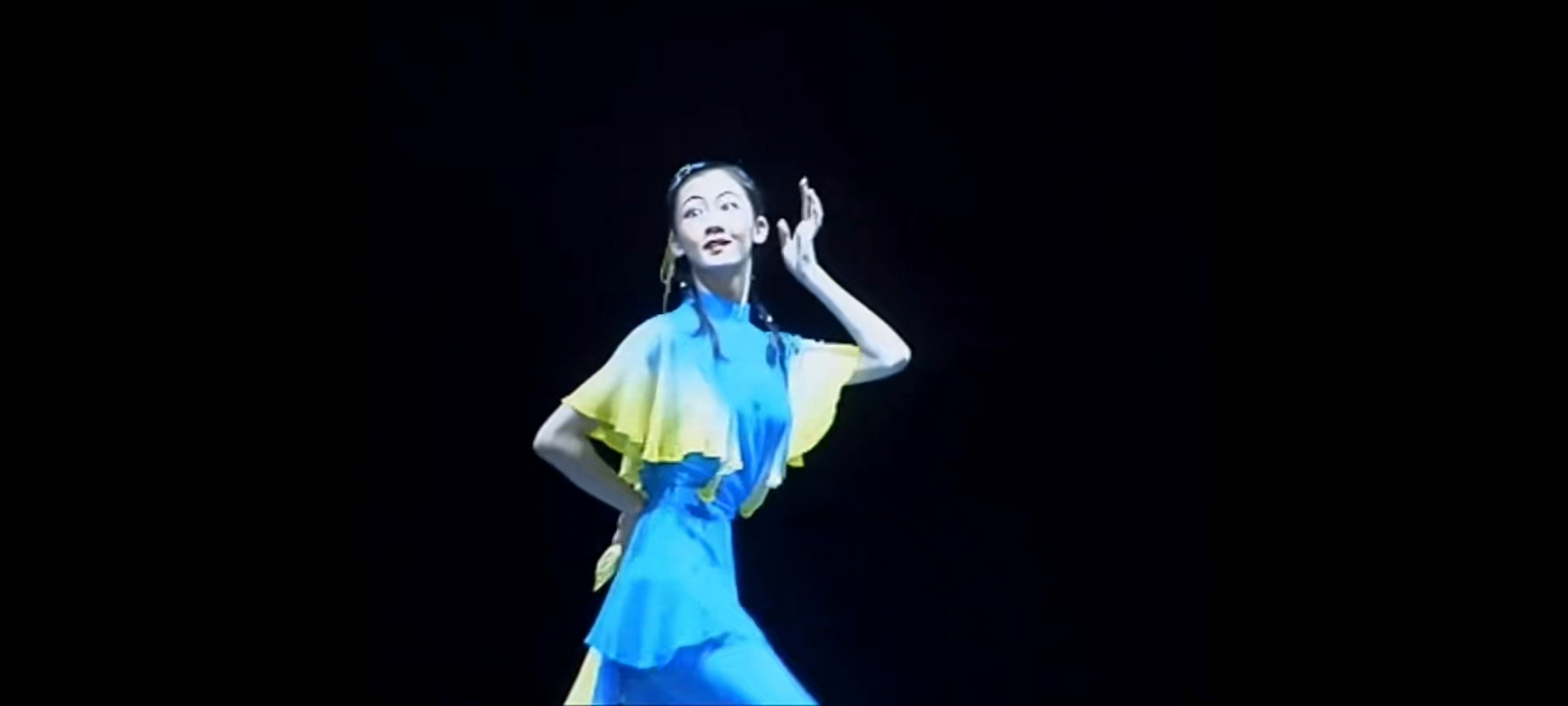 苗苗曾经竟然是总政歌舞团的舞蹈首席!