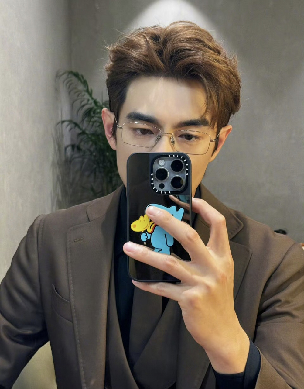 林更新戴眼镜太帅了,总裁即视感,演个斯文败类的总裁也很合适[滑稽]