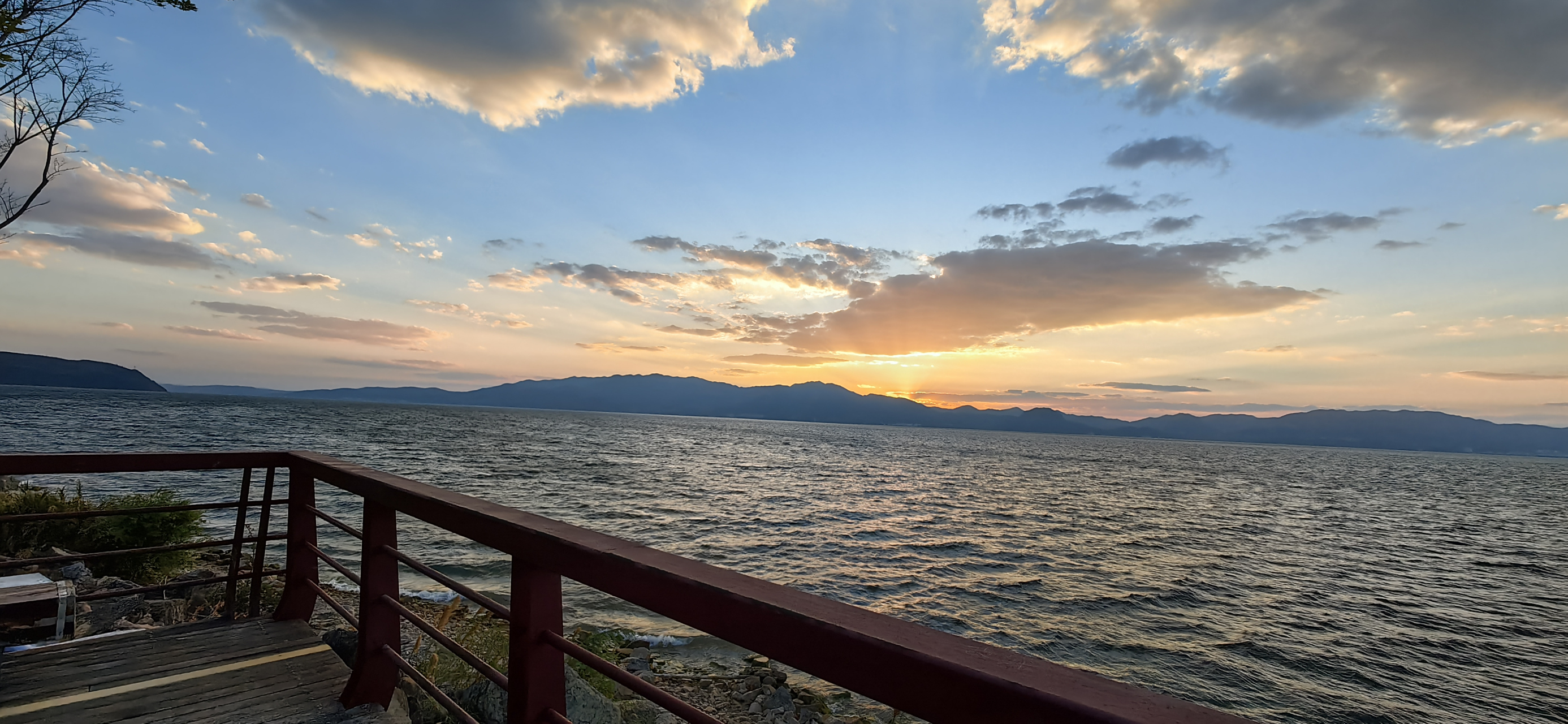 抚仙湖这里的风景美不胜收,真让人流连忘返.