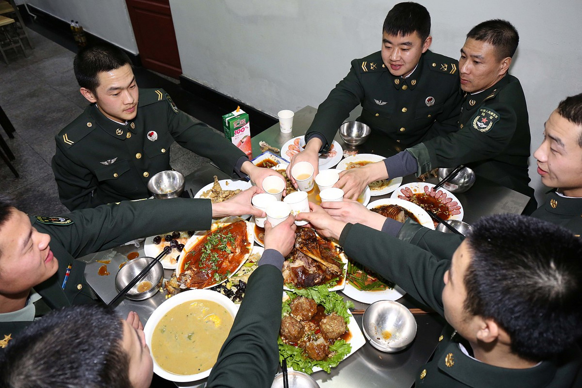 其实部队喝酒的时代是在二零一二年以前,那时候哪管是壮行酒还是庆功