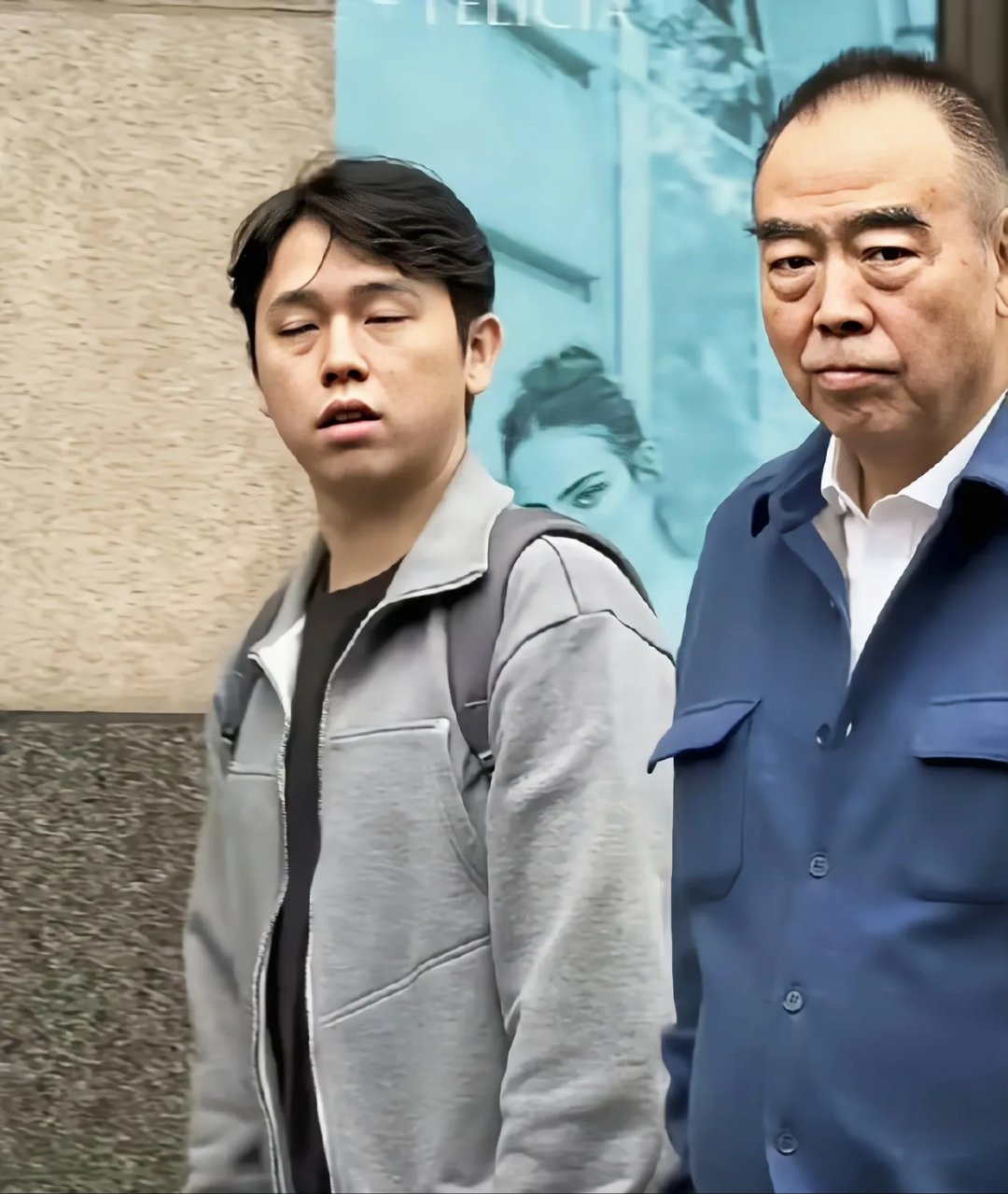 陈凯歌和大儿子陈雨昂在上海街头散步父子俩还真像尤其是嘴巴特别像