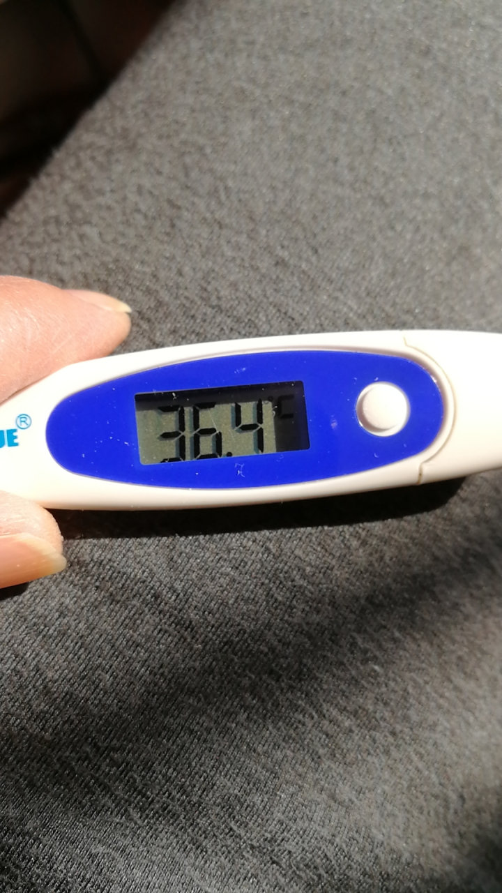 刚才吓我一跳,两个腮帮子通红,测了一下体温,36度4