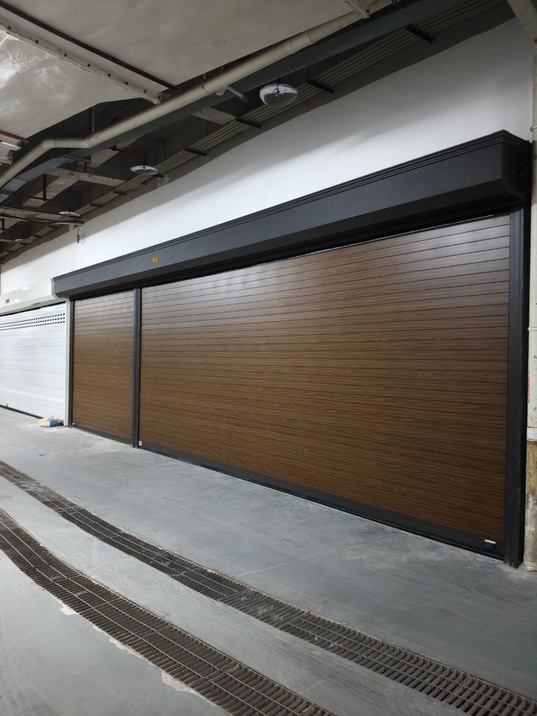 豪尊车库门,坚固耐用,提升您家安全与美观
