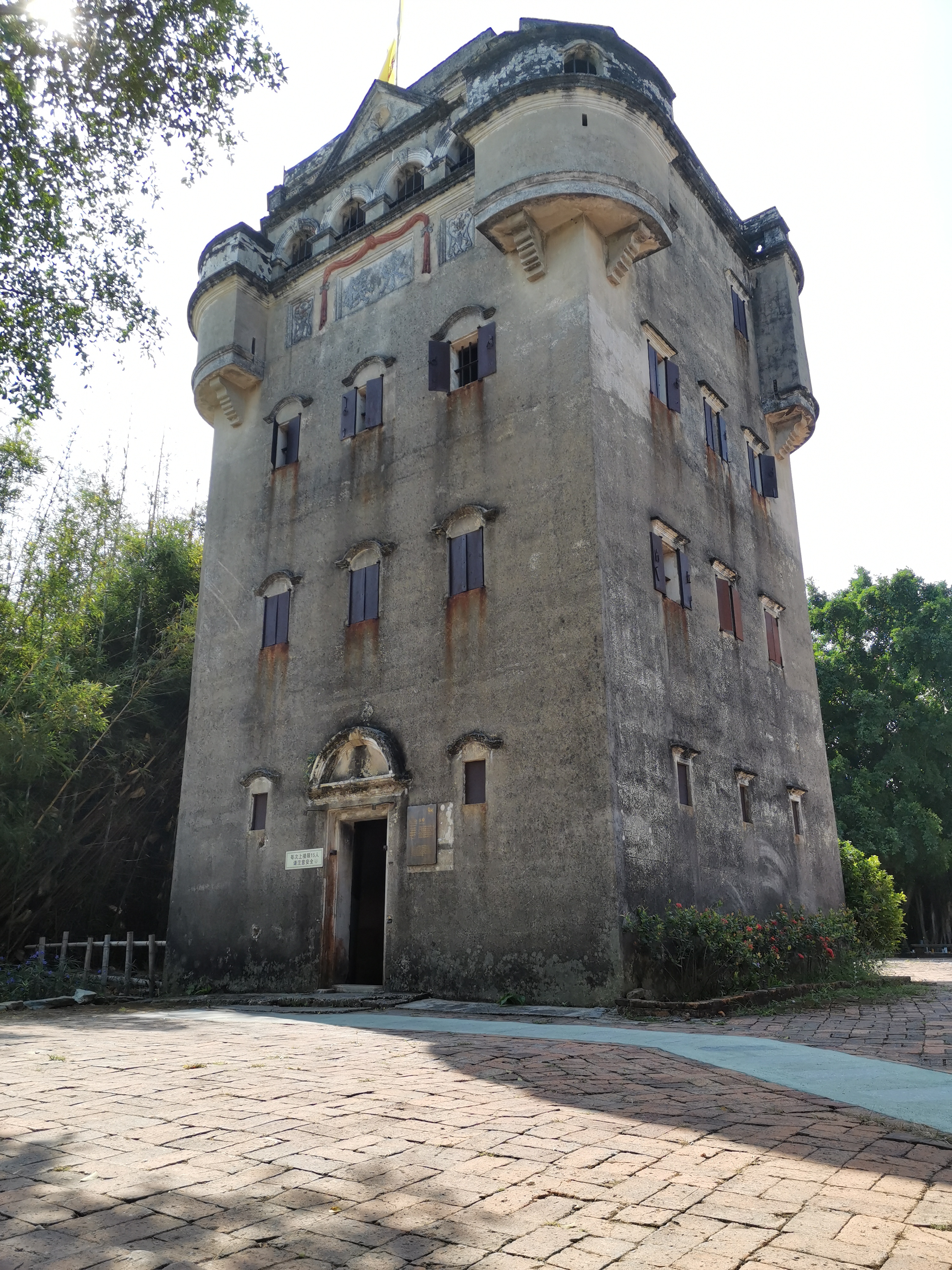 走进这座古老城堡,晨间上播,每次都有15人同行.