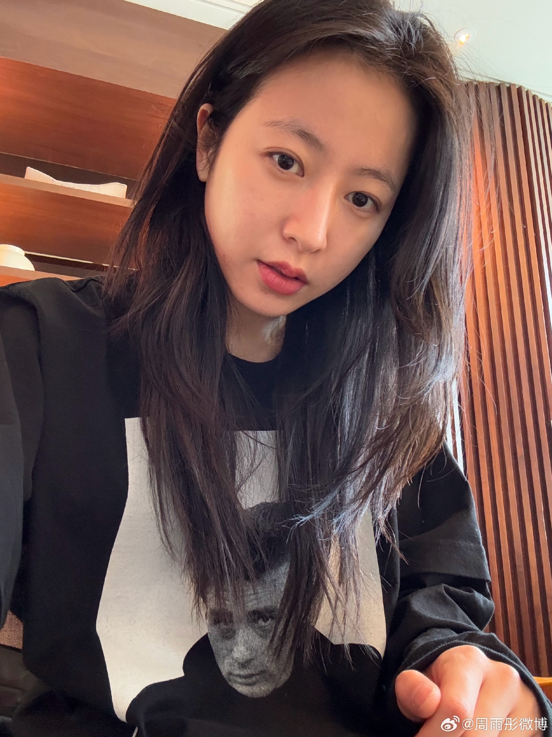 周雨彤照库存照!