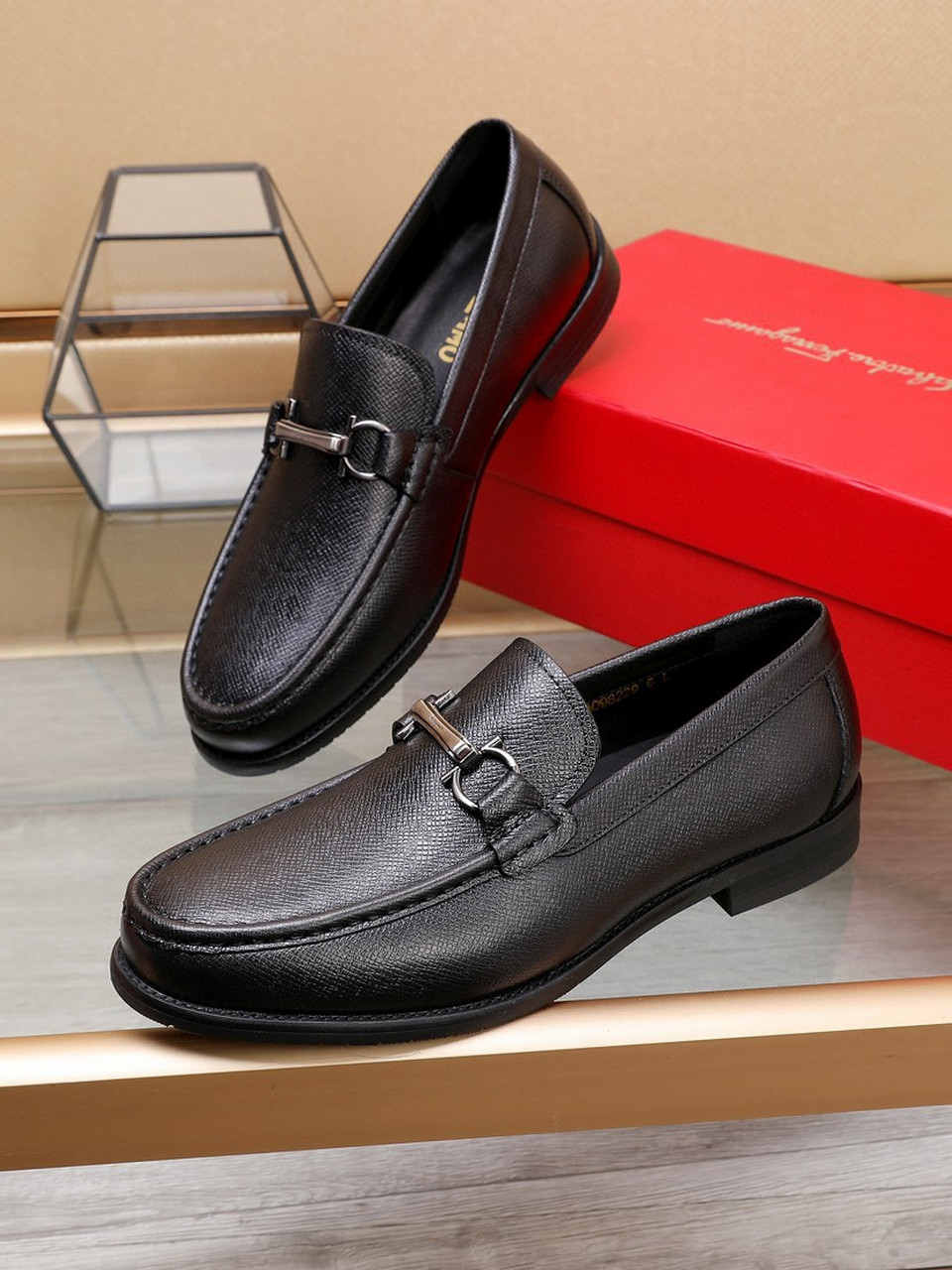 今天在闲暇之余,回味品尝了一双菲拉格慕皮鞋,这双鞋给我的第一印象就