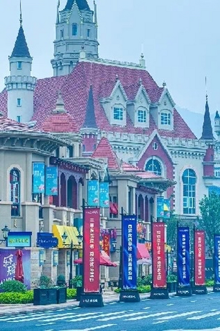 占据城市副中芯双福新区的重庆恒大健康城,串联起双轨,商业,乐园,自然