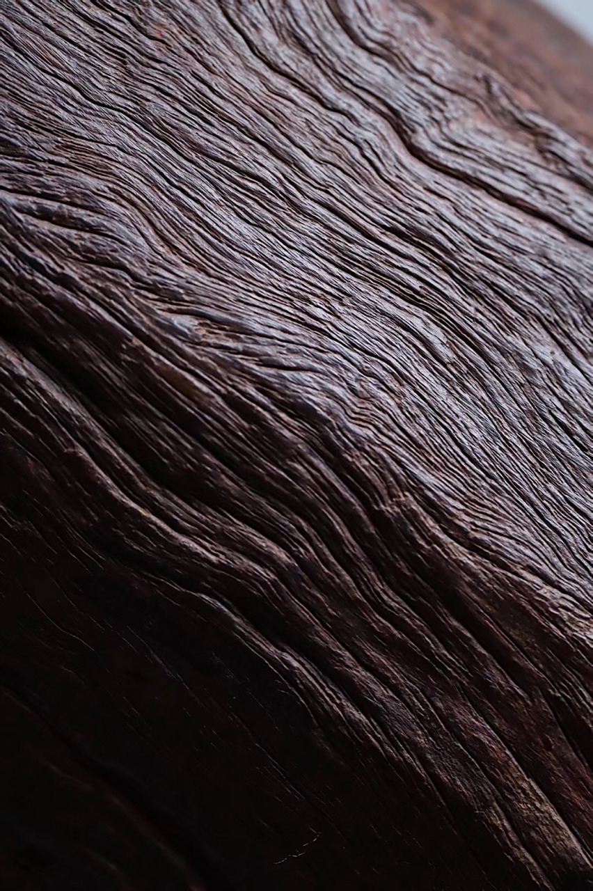 紫檀 | 皮沙笔筒  紫檀老料,形呈八角尤为独特,经年风化,皮沙苍劲古朴