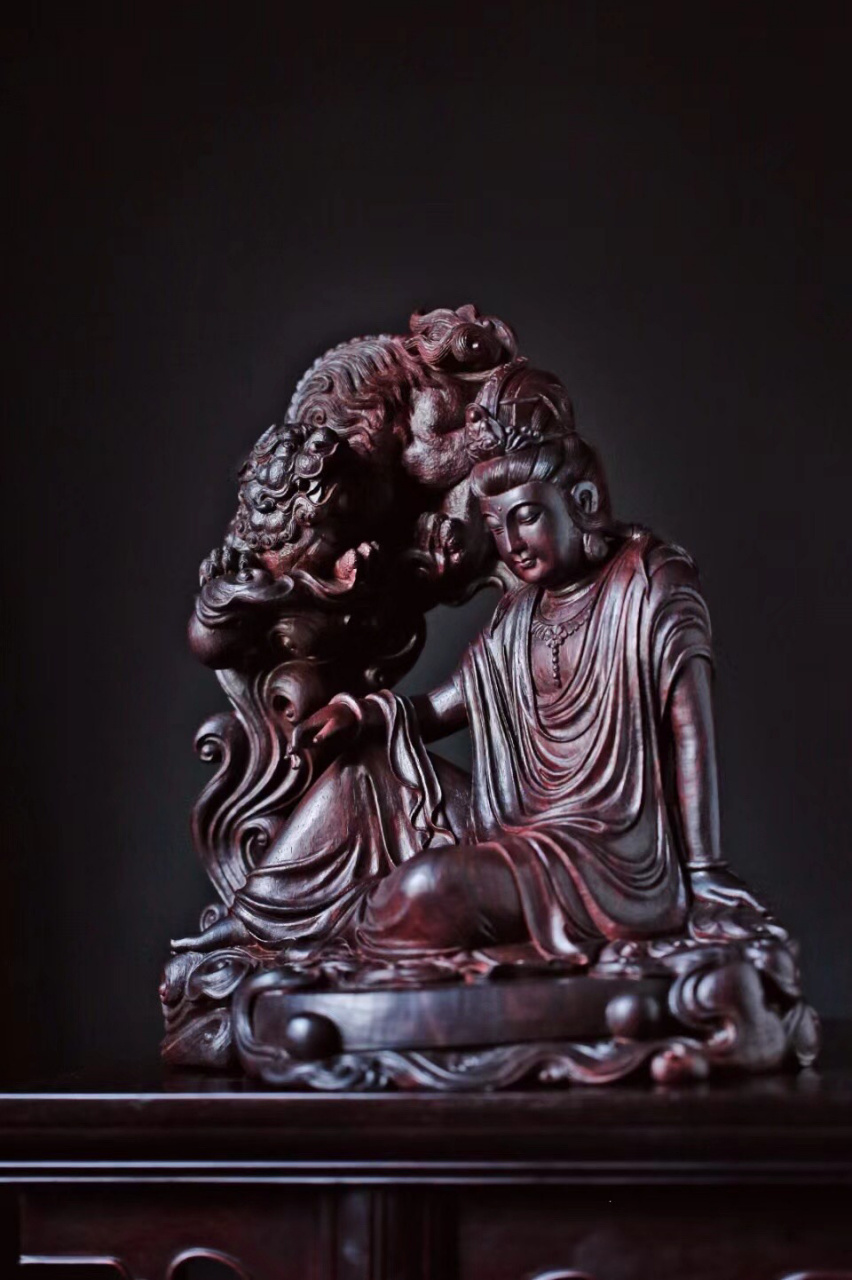 紫檀【自在观音】  高密老料整料清刀雕琢, 观音神情自在闲适, 金毛犼
