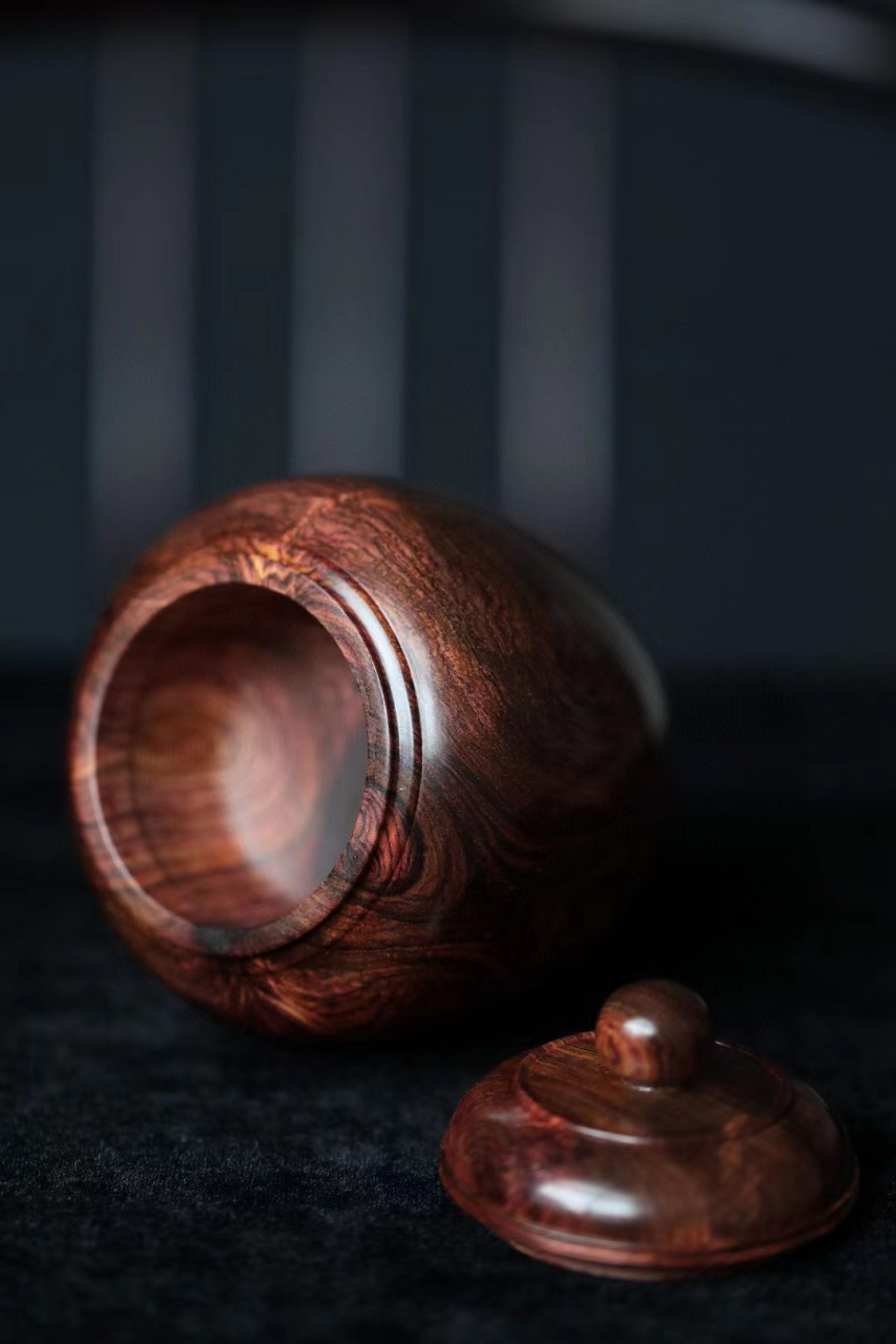 海黄品香罐 海黄【品香罐】摆件  海黄老料制,器形简约,温润无争