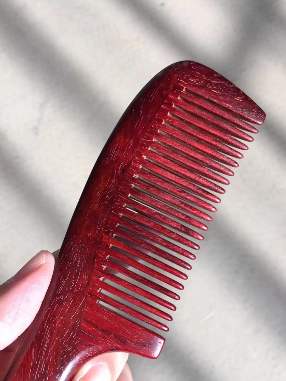 『暗香疏影』紫檀木梳色泽柔润,华贵典雅,百宝镶嵌,圆头梳齿,贴合发丝