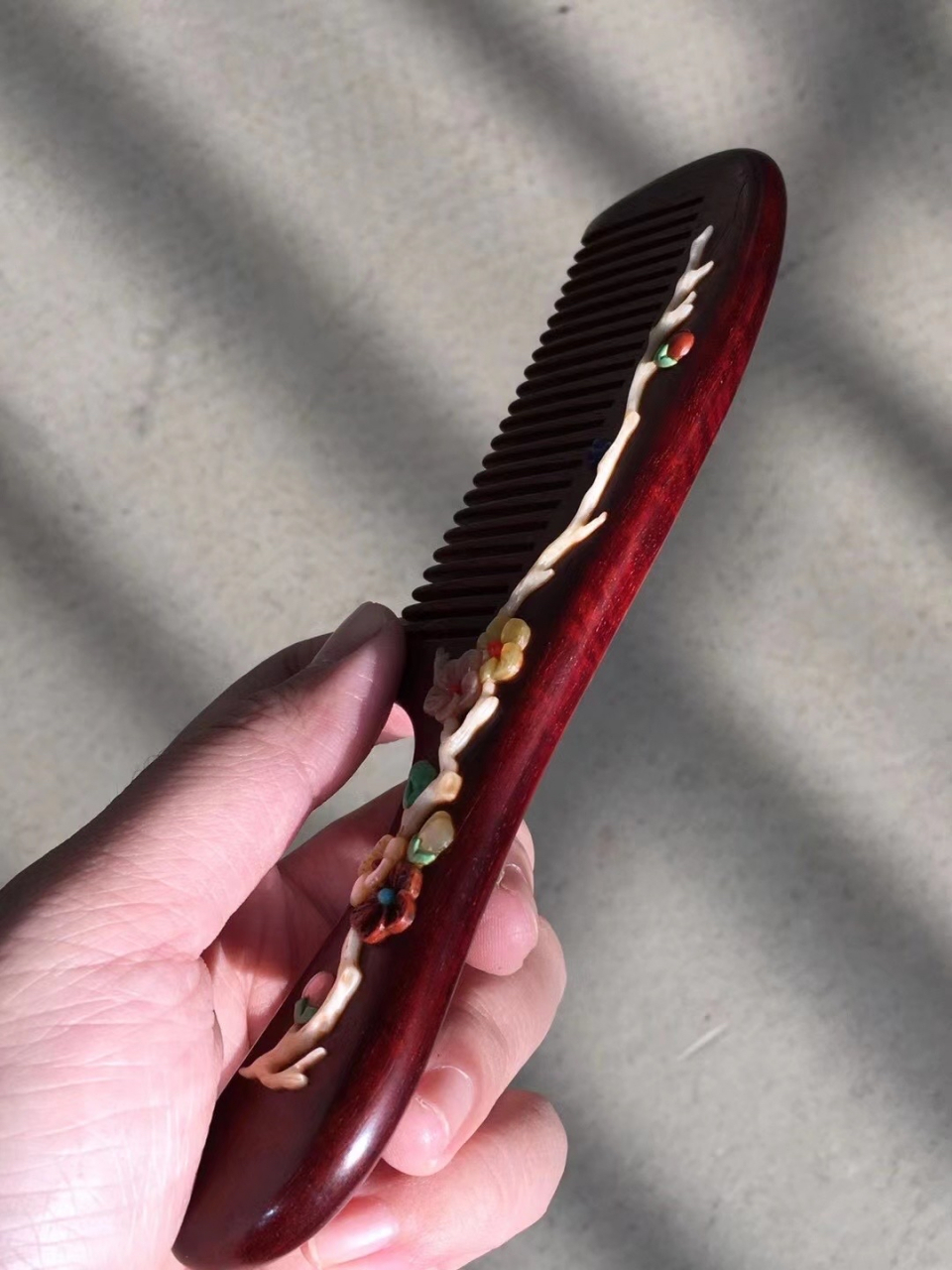 『暗香疏影』紫檀木梳色泽柔润,华贵典雅,百宝镶嵌,圆头梳齿,贴合发丝