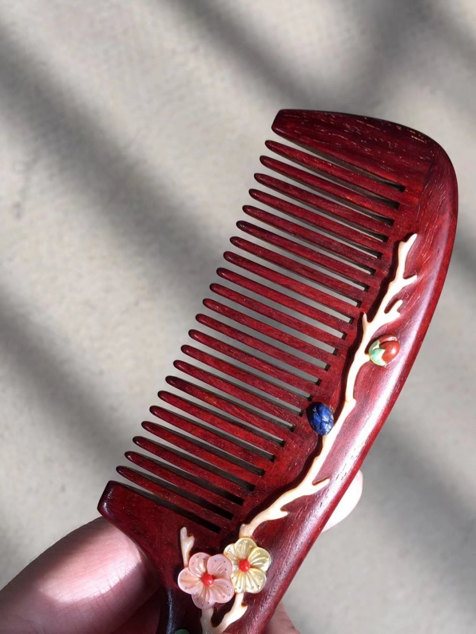 『暗香疏影』紫檀木梳色泽柔润,华贵典雅,百宝镶嵌,圆头梳齿,贴合发丝