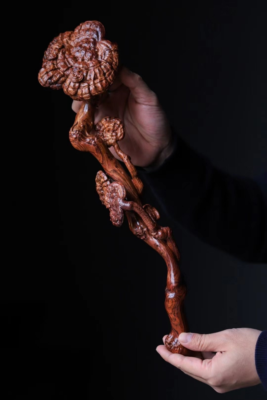 海黄 灵芝如意 择料底色明丽,纹理清晰.