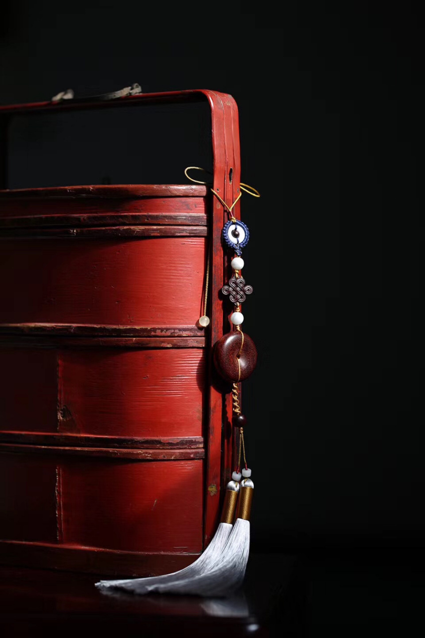 "云飘过风吹过 阳光繁华 安静处依然"  【品名】素音 车挂 【材质】