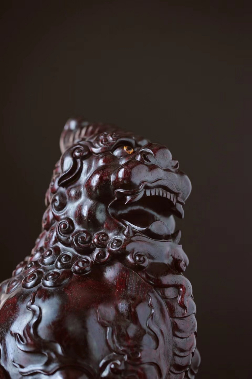 【狻猊】大摆件  紫檀包浆老料,质感润泽; 其形似狮,面容威严,头生