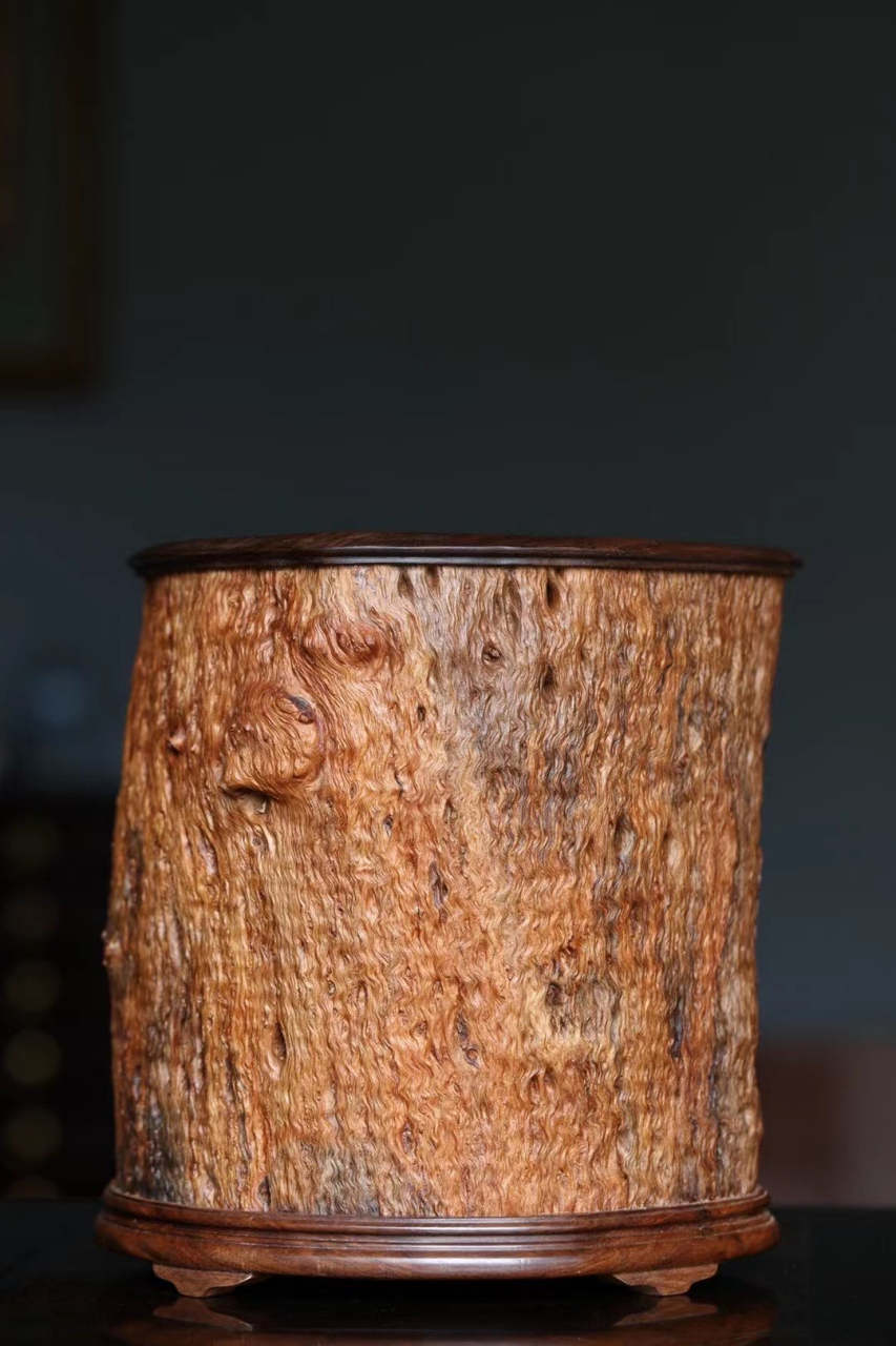 荔枝木 笔筒   荔枝木 笔筒纹理美观,沟壑嶙峋,尽显苍朴古茂之风.