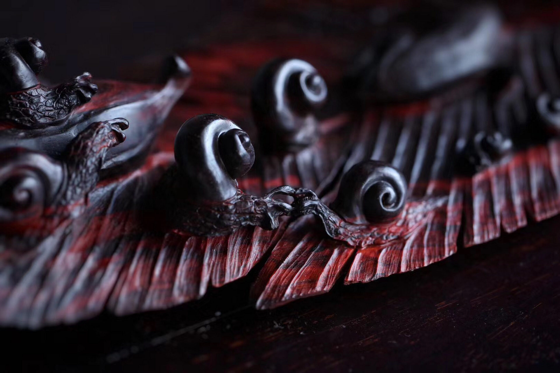 芭蕉叶美,叶叶心心,舒卷有余情.