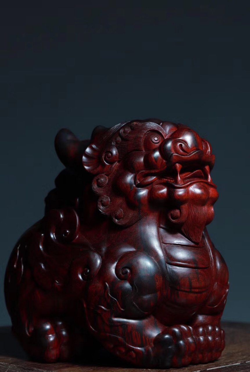 小叶紫檀 | 貔貅  招财瑞兽,貔貅呈坐姿,造型栩栩如生,面部生动,大嘴