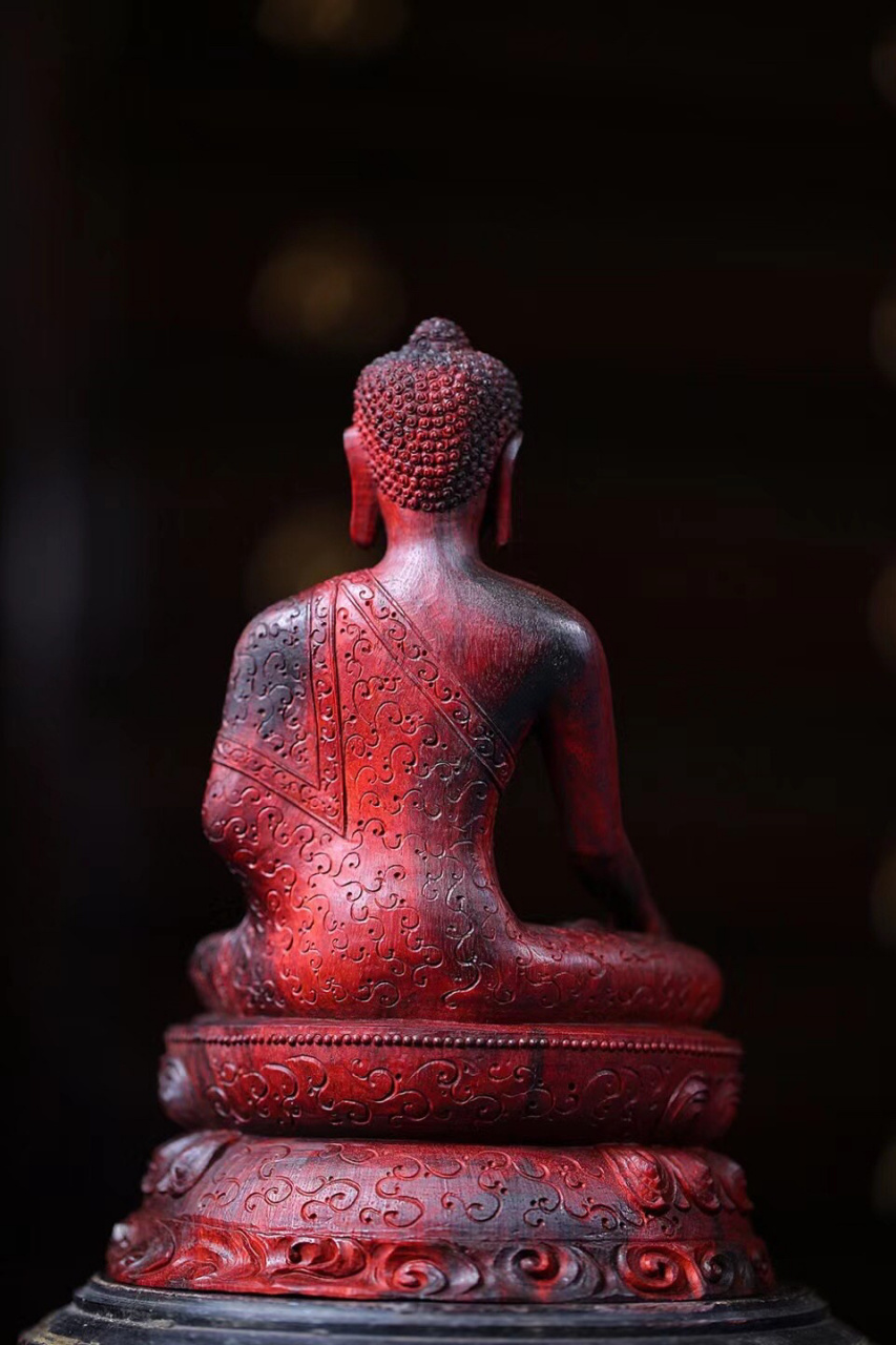 小叶紫檀丨药师佛  左手执持药器,右手结三界印, 身着宝佛衣,衣纹繁中