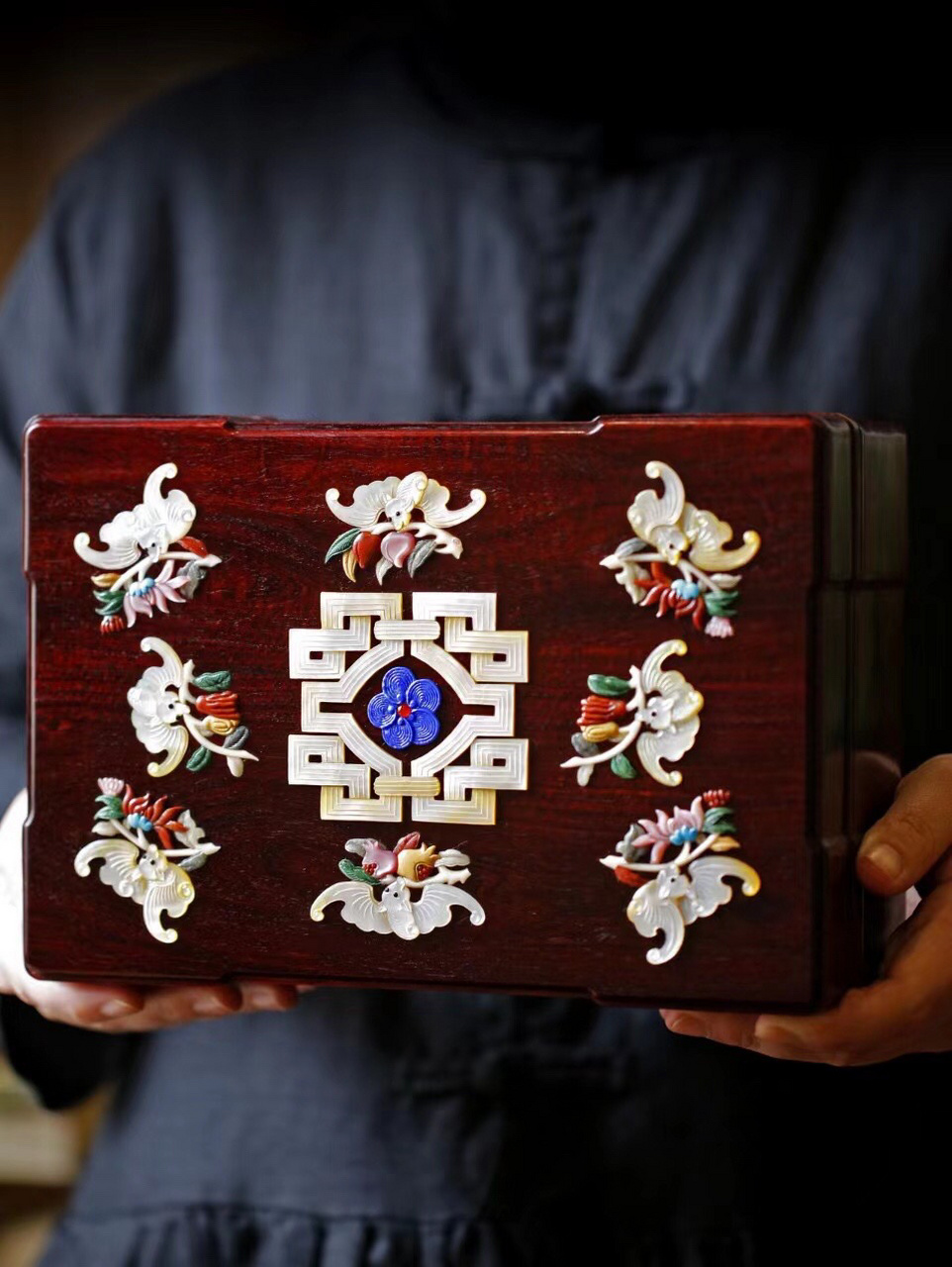 首饰盒  盒盖施以百宝嵌工艺,选料精当,镶嵌精细; 以中国传统吉祥图案