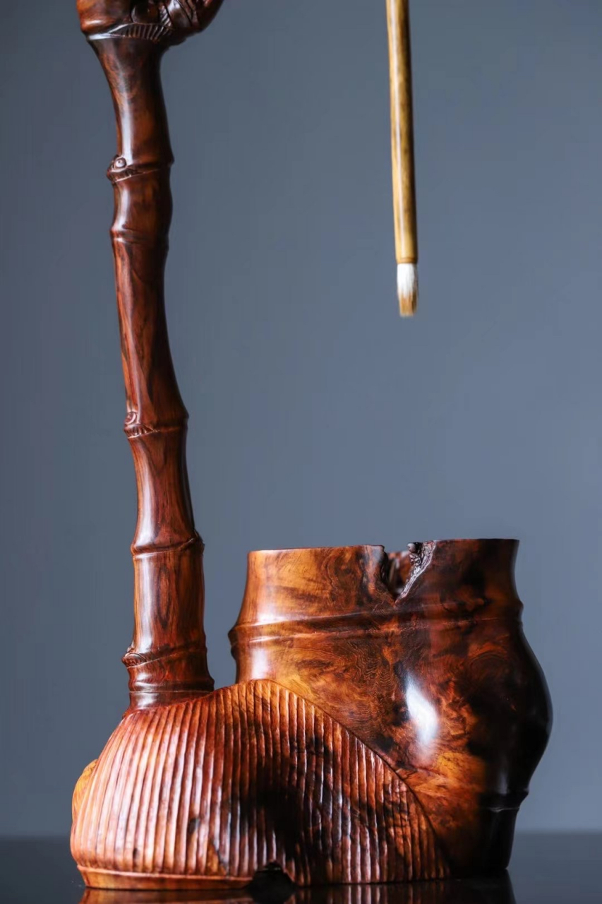 海黄 竹节笔架 整木雕制,舍料立形,竹节挺拔不失韧逸.