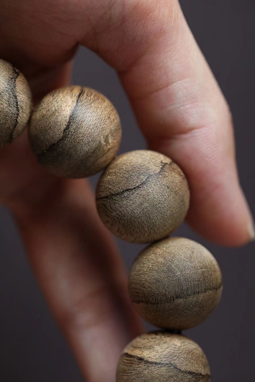 8手串(22~26g)库存7   西马沉香,香韵富有层次而带变化; 清晰黝黑的