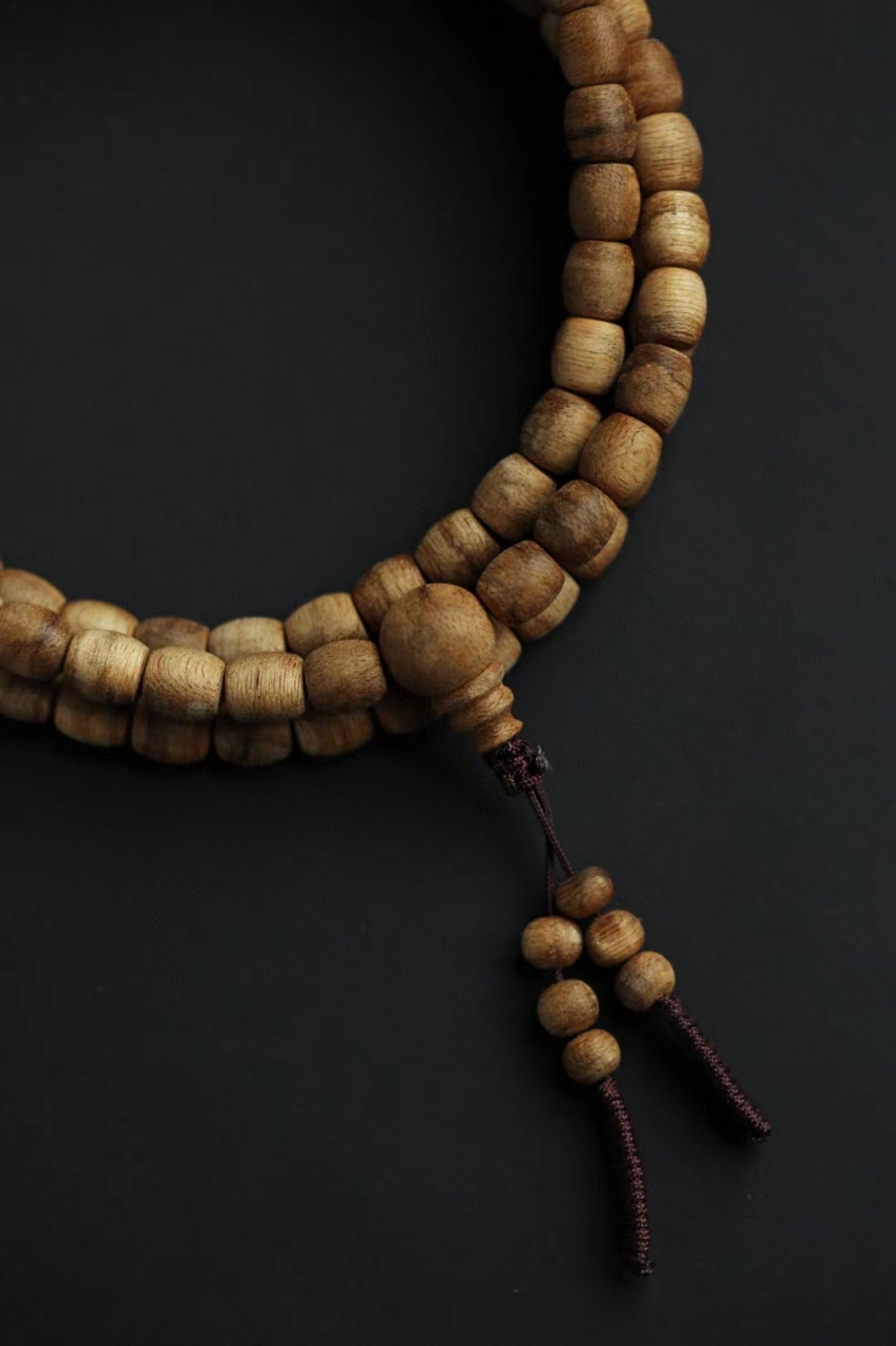 菩萨沉沉香 菩萨沉香油脂均匀,气淡雅如莲香, 带有一股淡淡的甜味